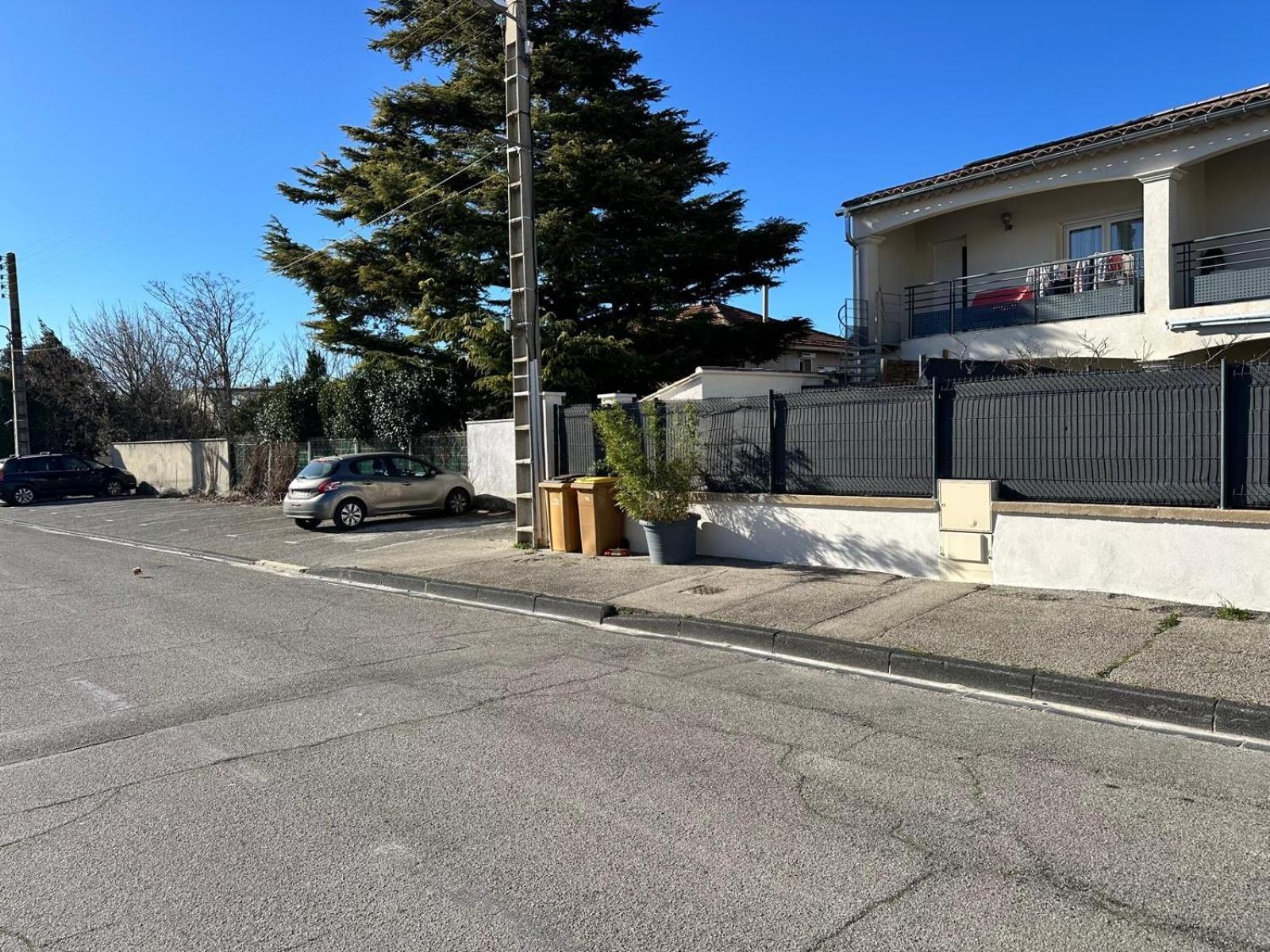 Appartement T2 Avec Terrasse Et Cour Cavaillon Exterior foto