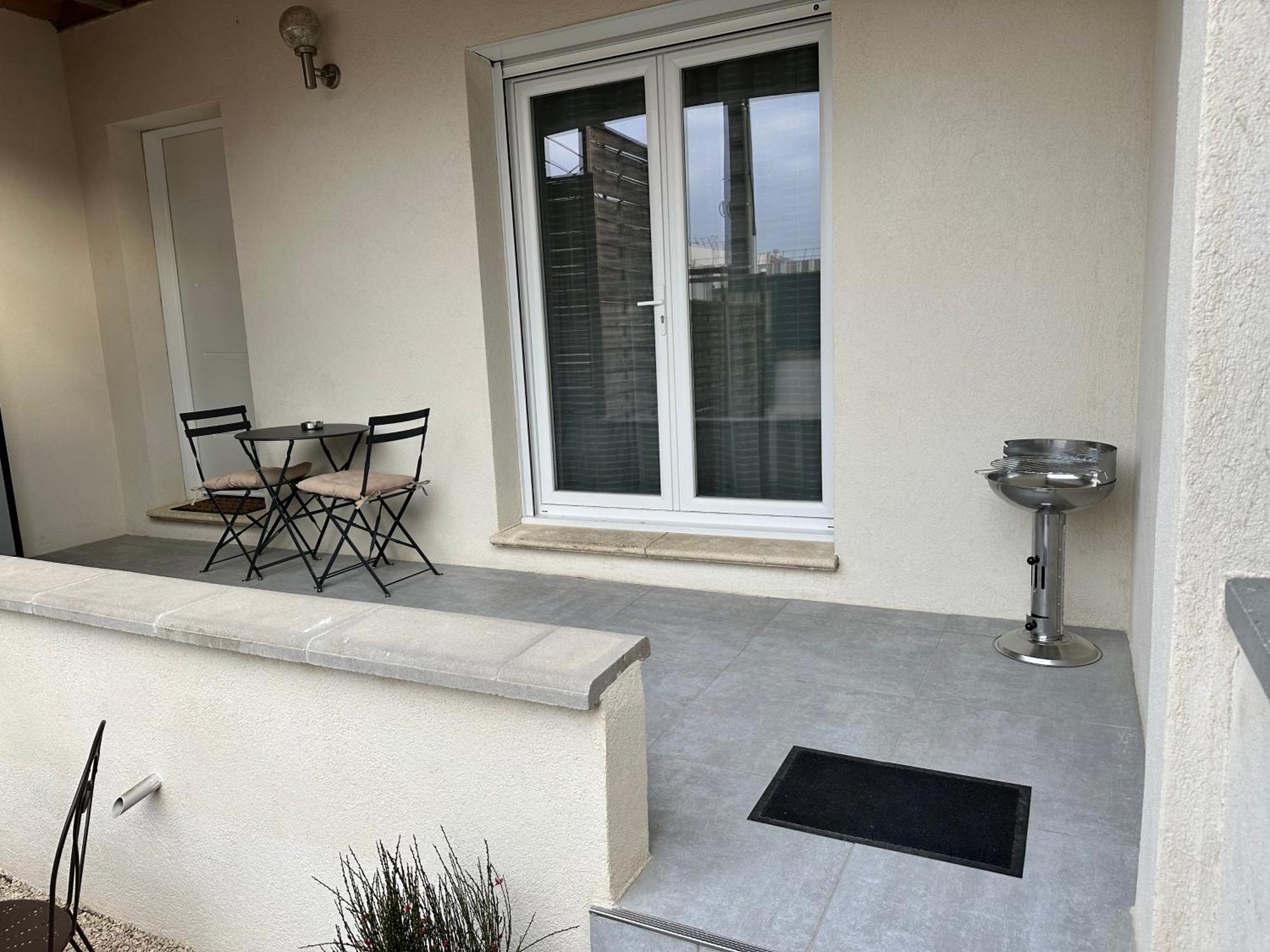 Appartement T2 Avec Terrasse Et Cour Cavaillon Exterior foto