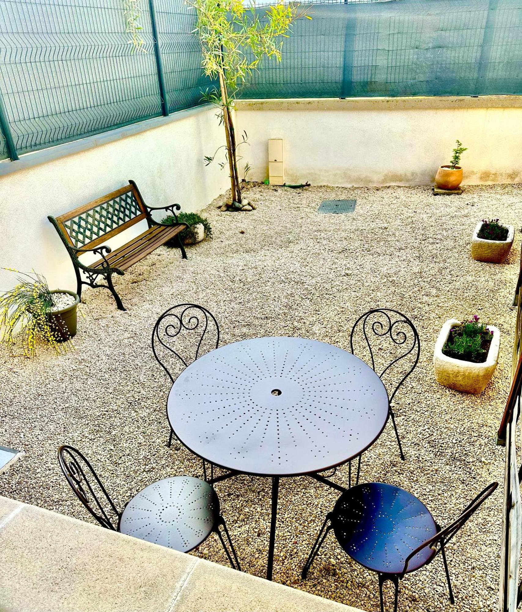 Appartement T2 Avec Terrasse Et Cour Cavaillon Exterior foto